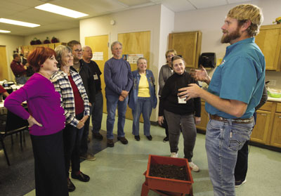 Foto de John Allen, un agente de Extensión en el Condado de Hidalgo, le enseña a Maestros Jardineros, a instalar contenedores de composta de lombriz, en una clase que tuvo lugar recientemente. 